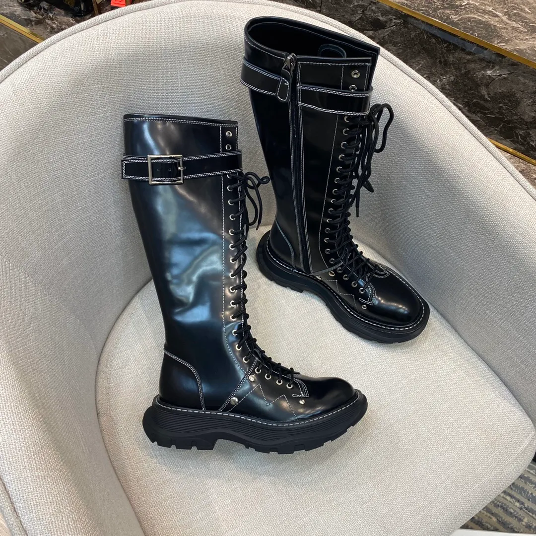 👟👟Ex-factory price 760👟👟MCQ McQueen boots ▪️The latest new color series of Alexander McQu**▪️2020s counter ────────────────This can completely replace its previous popular white shoe series 🎉 It is not picky about the foot shape at all, and it looks great on the foot ▪️Upper: exclusive custom-made original open-edge beaded cowhide ▪️ Inside: original customized sheepskin ➕ genuine leather welt ▪️Exclusive molded original outsole Anti-slip T👟👟Factory price U outsole Size 35-39 [40 can be customized and non-refundable]